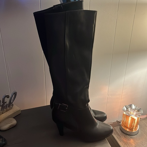 Boots - Picture 3 of 3